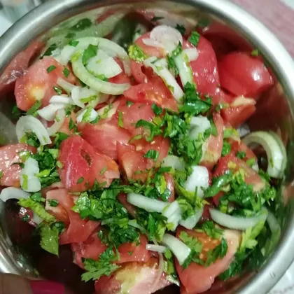 Простой салат из свежих овощей
