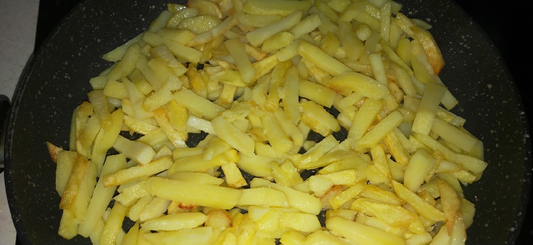 Жареная картошка с луком, чесноком и перцем