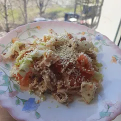 Теплый салат с курицей и орехами)