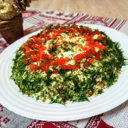 Праздничный салат с красной икрой и кальмарами