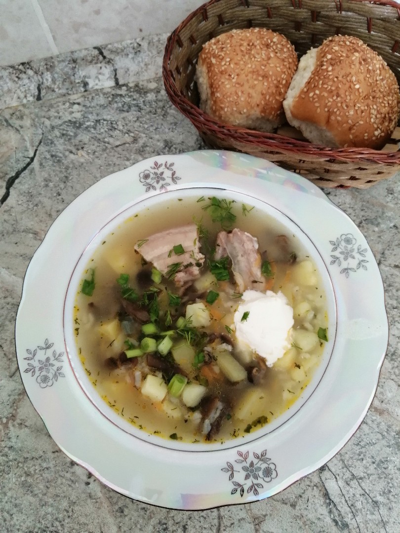 Суп с грибами, свиными ребрышками и рисом