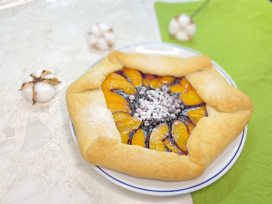 Постная галета с персиками и черникой