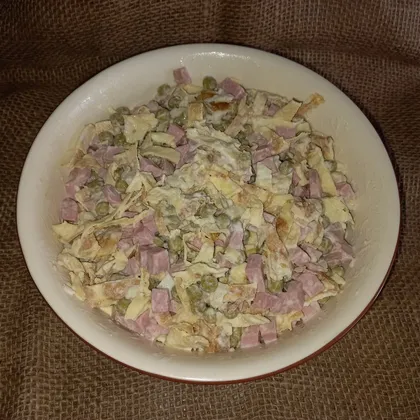 Салат с омлетом, колбасой и зеленым горошком