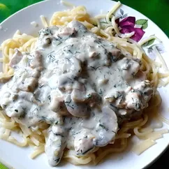 Курица с грибами в сливочном соусе