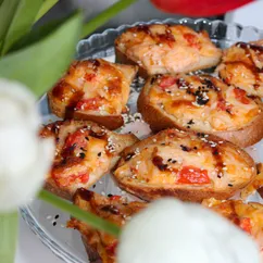 Ленивые бутерброды а-ля суши с крабовыми палочками и соусом унаги на багете 