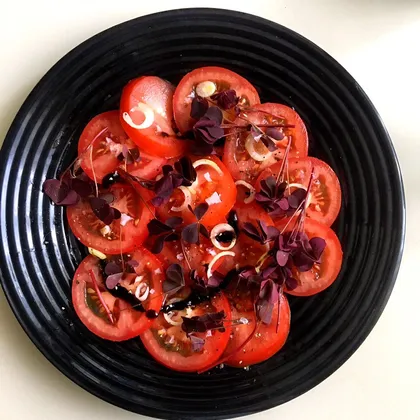 Салат из томатов с кислицей
