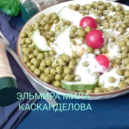 Салат из свежей капусты, яиц, овощей  и зелёного горошка