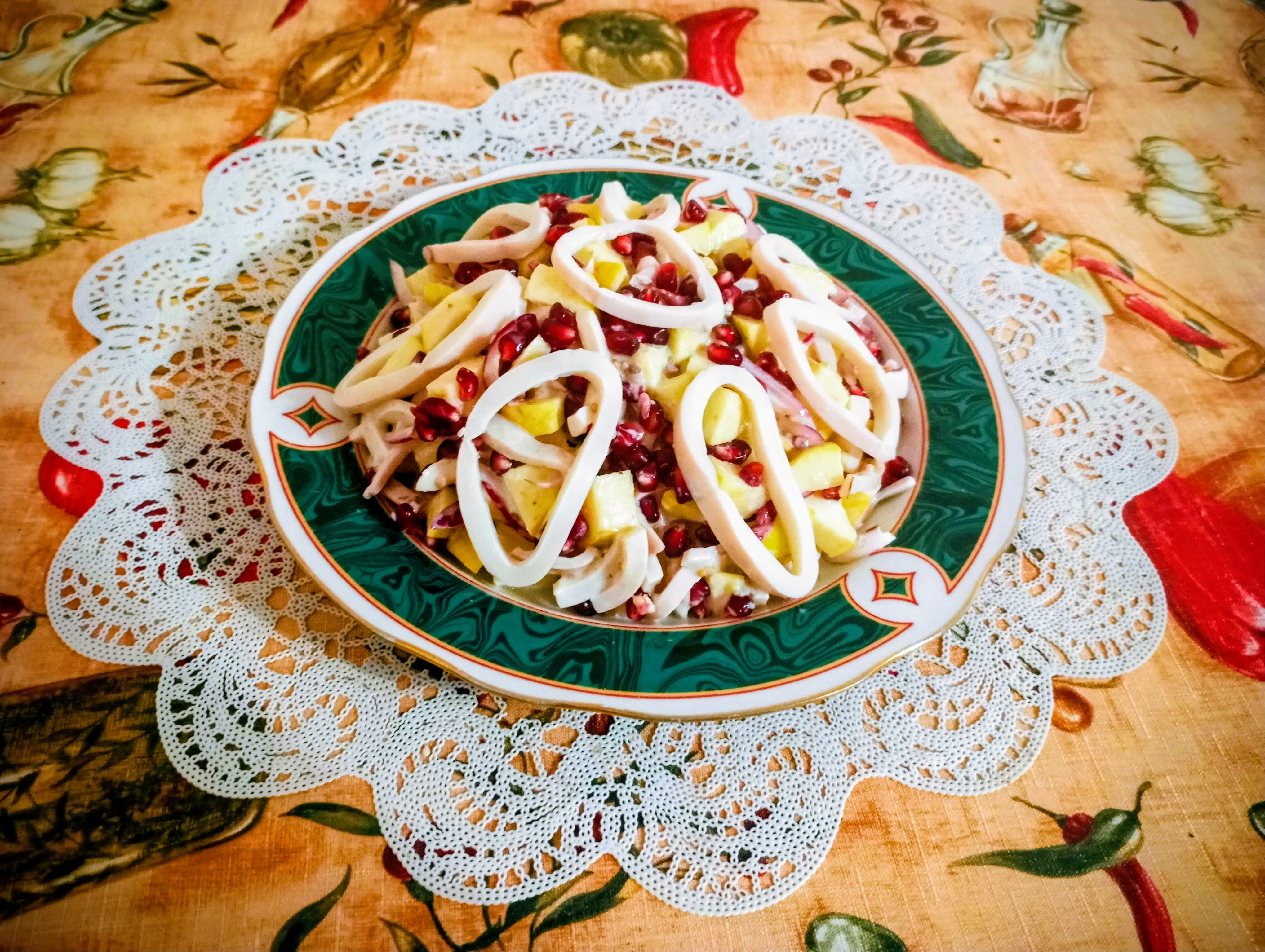 Салат с кальмаром, яблоками и гранатом на Новогодний стол