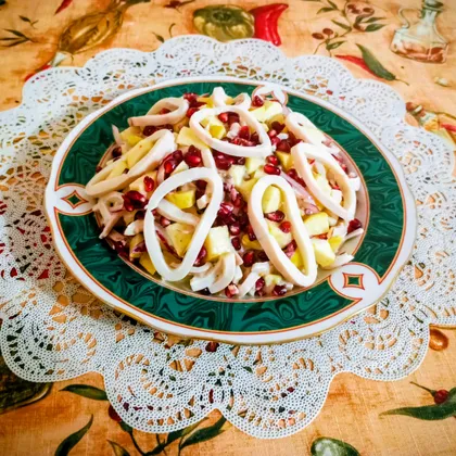 Салат с кальмаром, яблоками и гранатом на Новогодний стол