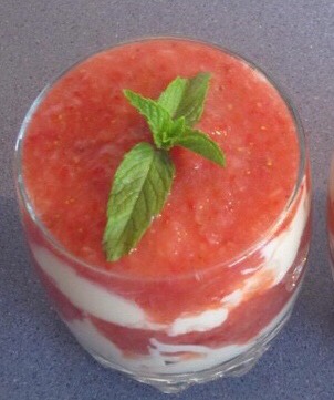 Десерт с маскарпоне и клубникой