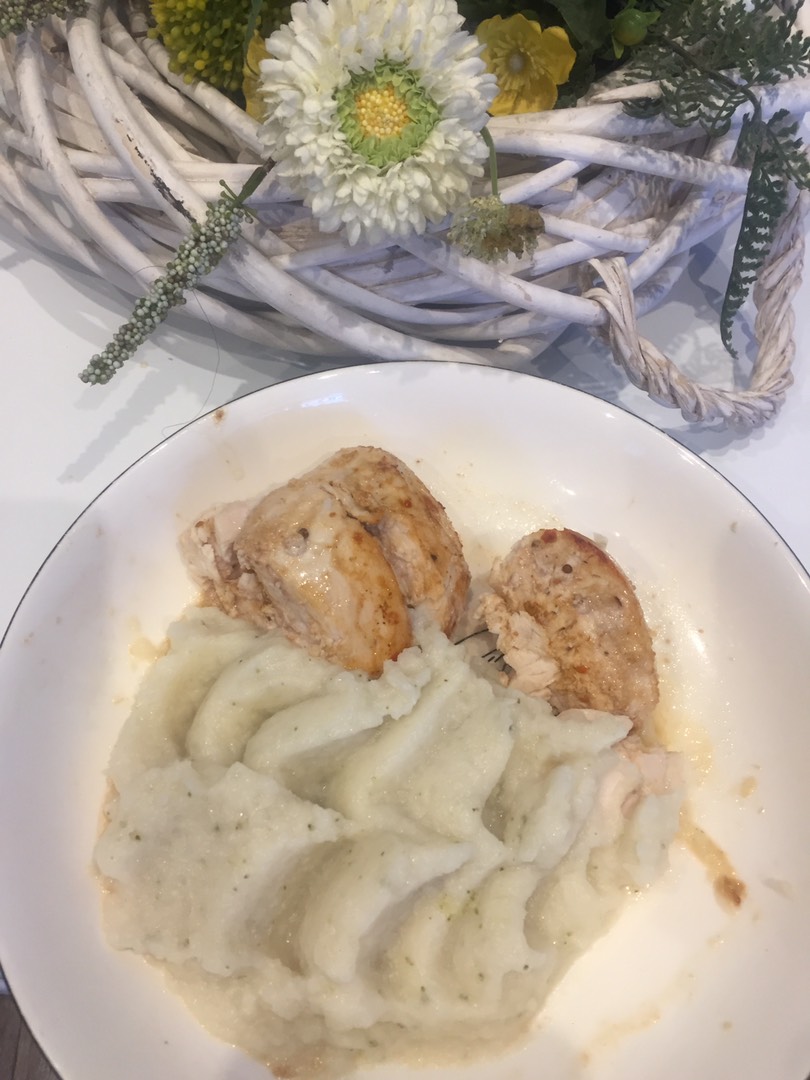 Пюре из цветной капусты и запеченной в фольге куриной грудкой (ПП)