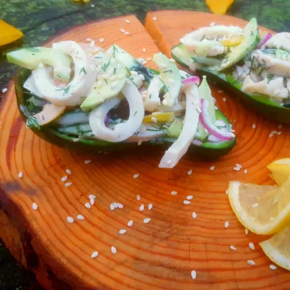 Салат с кальмаром и авокадо
