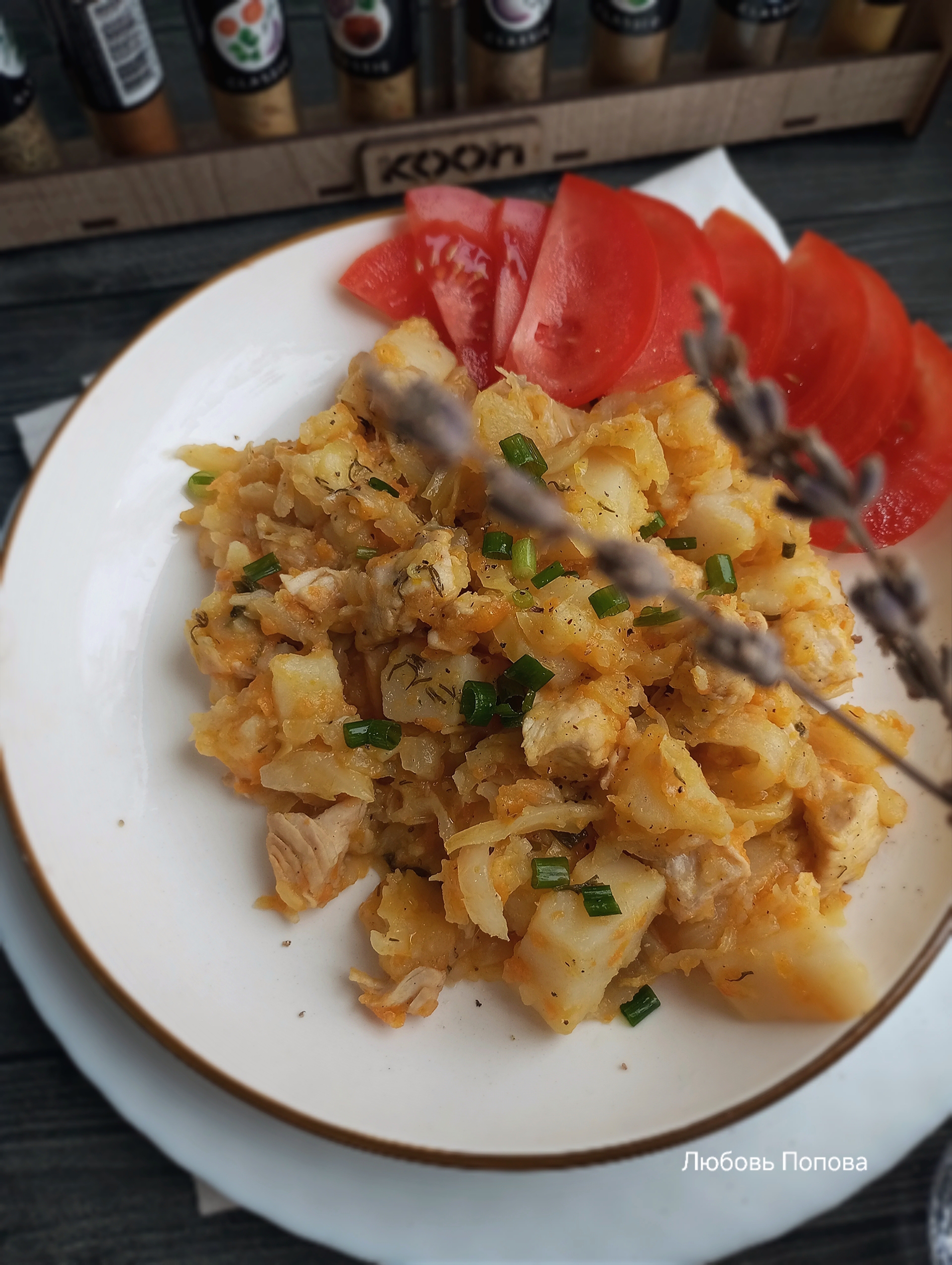 Куриное филе, тушённое с картофелем и капустой