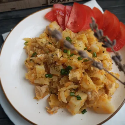 Куриное филе, тушённое с картофелем и капустой