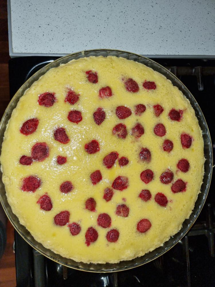 Заливной пирог с клубникой и сметанным кремом