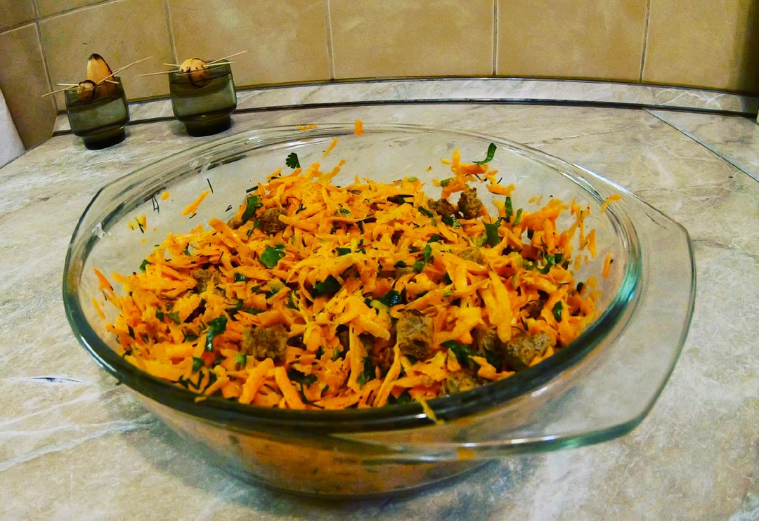 Морковный салат с сухариками
