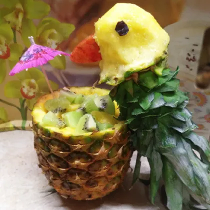 Тропический попугай из ананаса