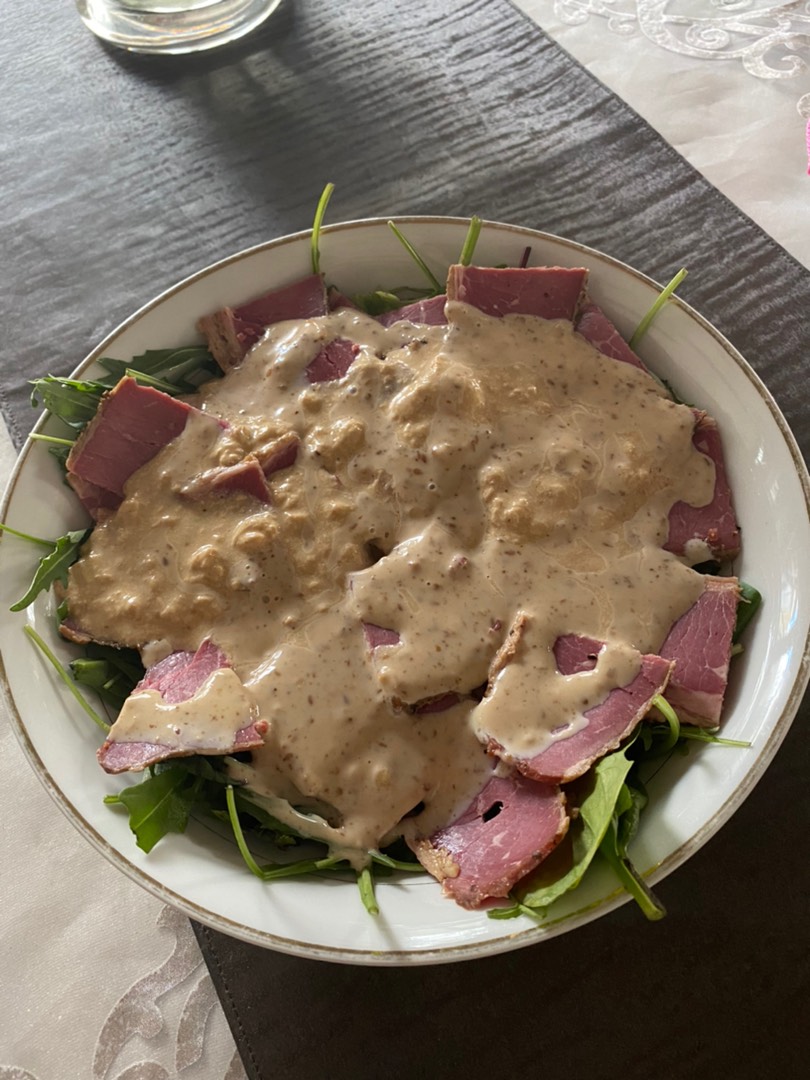 Салат с рукколой, корном и пастрами в ореховом соусе