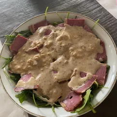 Салат с рукколой, корном и пастрами в ореховом соусе