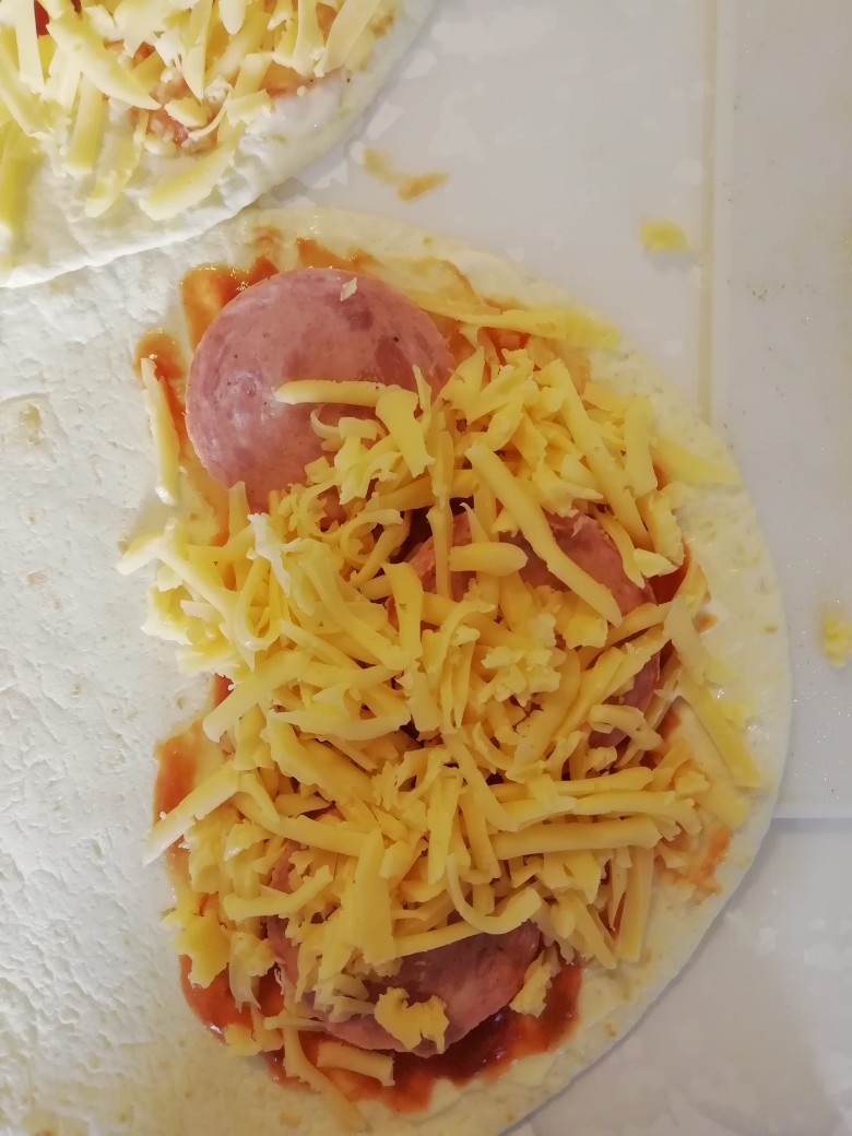 Тортилья с колбасой и сыром