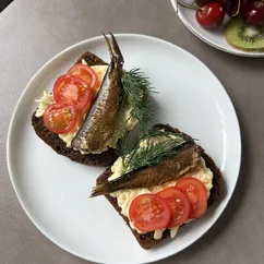Закуска со шпротами