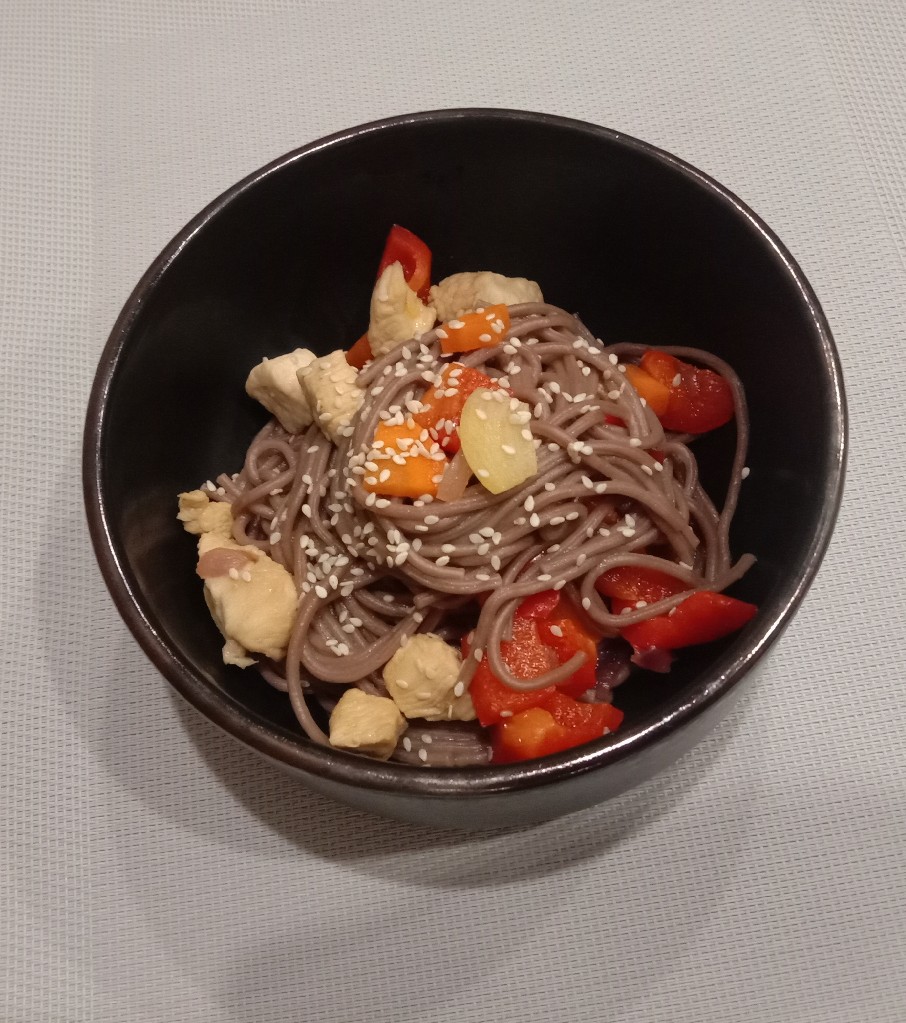 Гречневая лапша с индейкой и овощами