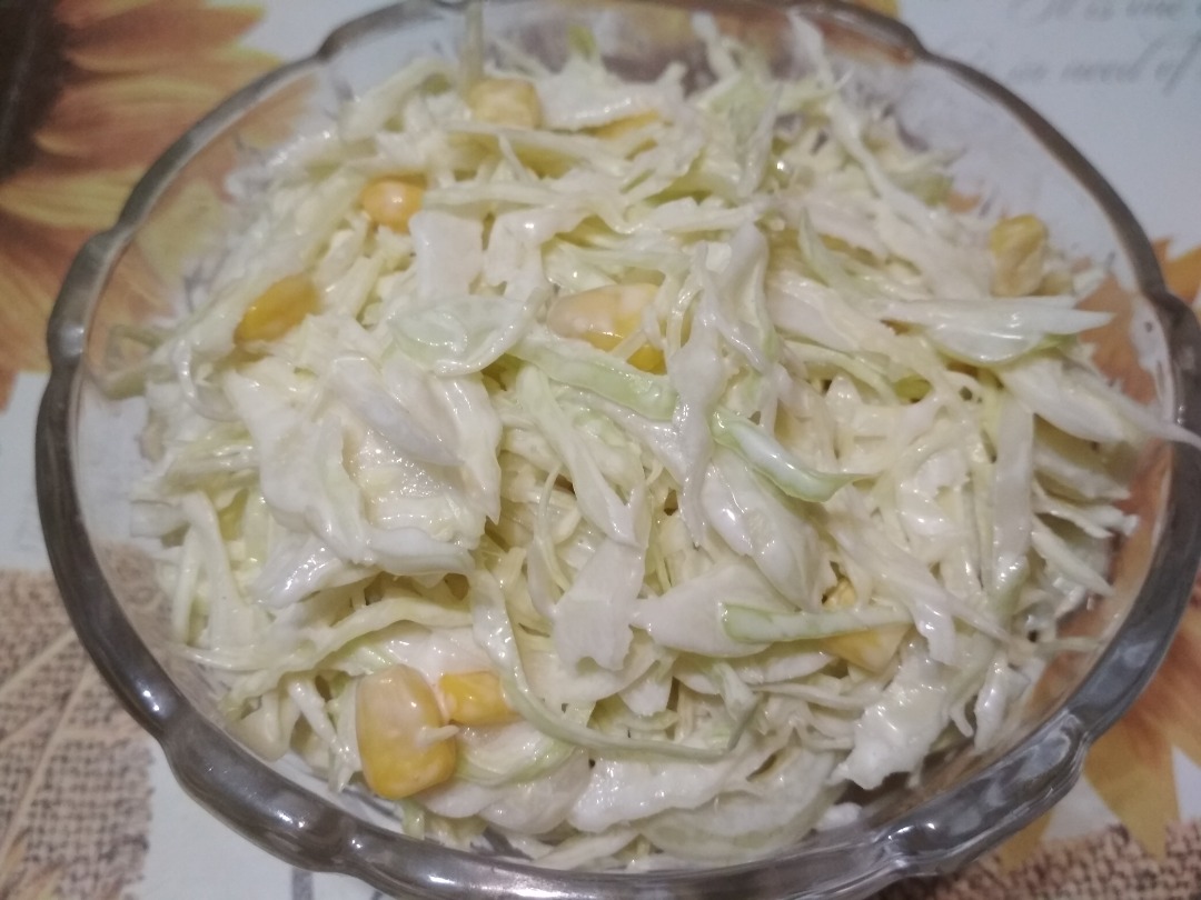 Салат из свежей капусты и консервированной кукурузы