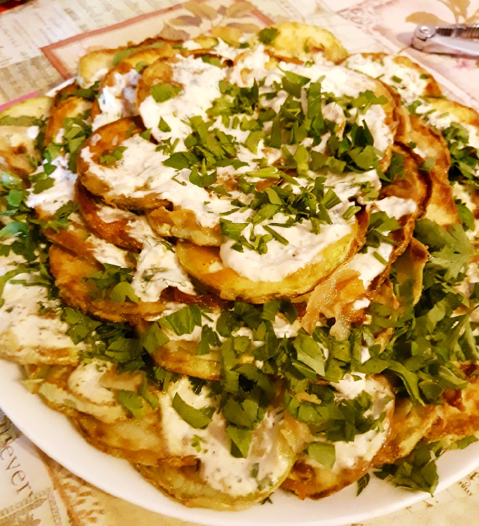Жареные кабачки со сметанным соусом