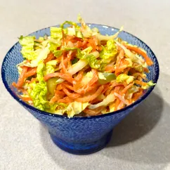 Салат с пекинской капустой, морковью по-корейски и тунцом