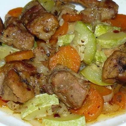 Мясо с кабачками и овощами