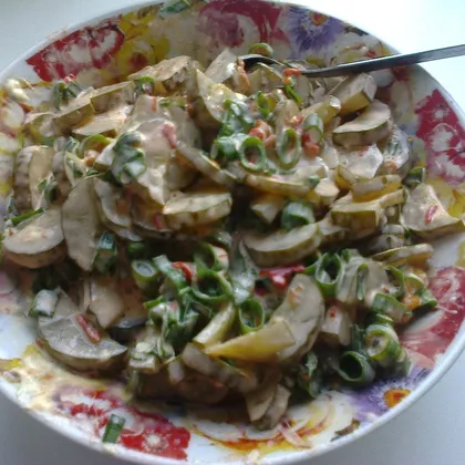 Салат из маринованных огурцов с зеленым луком