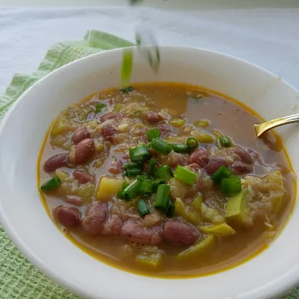 Летний суп с фасолью и кабачками
