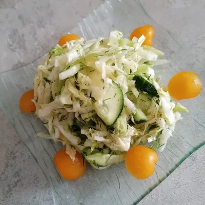 Летний салат из молодой капусты