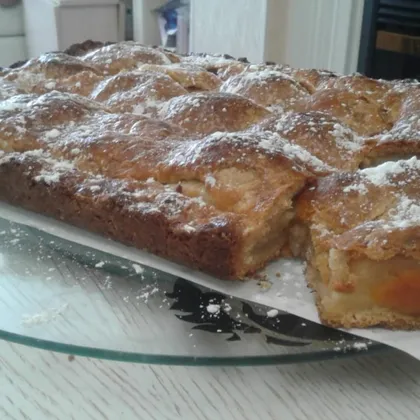 Пирог с яблоками и сухофруктами из творожного теста
