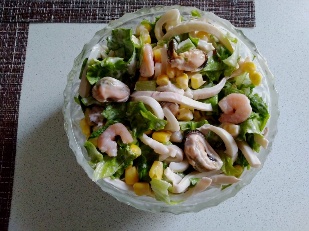 Салат «Морской бриз» с креветками и кальмарами — рецепт с фото пошагово
