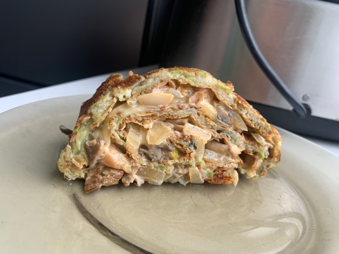 Кабачковый рулет с грибами и сыром