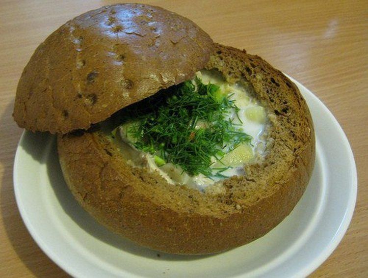 Сырный суп с курицей и грибами в хлебной тарелке