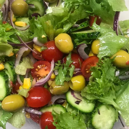 Свежий салат 🥗 с оливками фаршированными сладким перцем