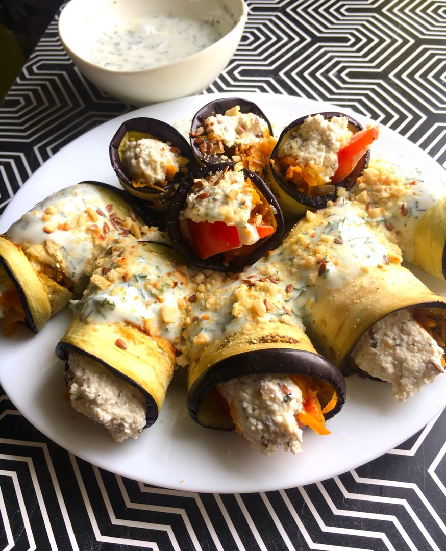 Баклажанные рулеты с овощами и творогом пп