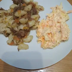 Макароны с тушенкой и салат из моркови