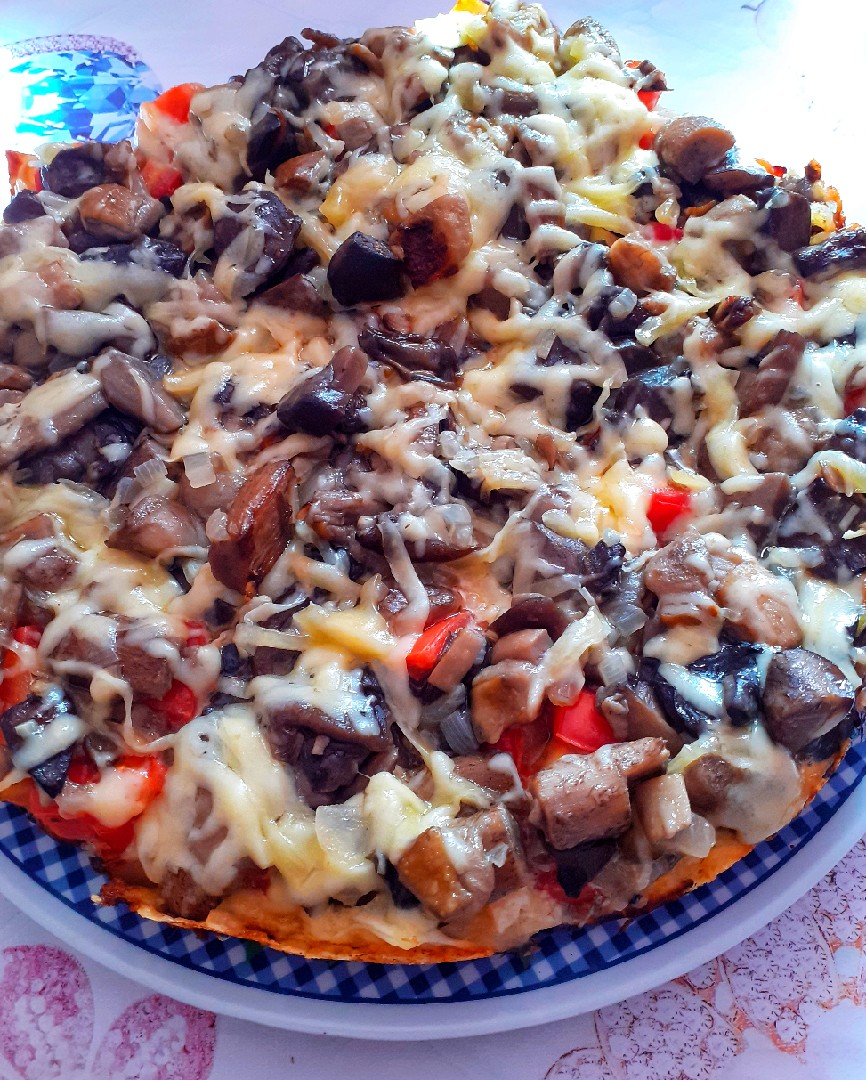 Пицца с грибами на тонком лаваше в сковороде