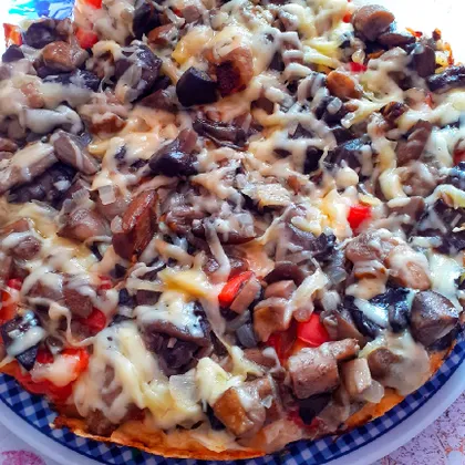 Пицца с грибами на тонком лаваше в сковороде