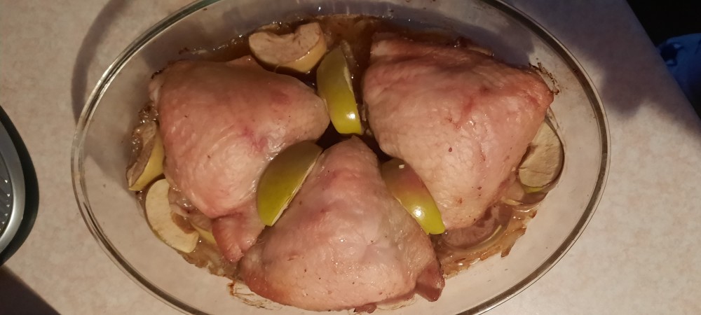 Курица с картошкой и яблоками в духовке