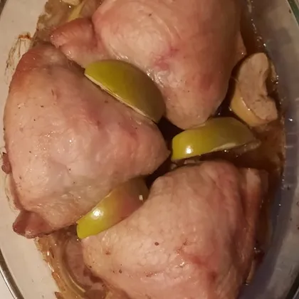 Курица с яблоками в духовке