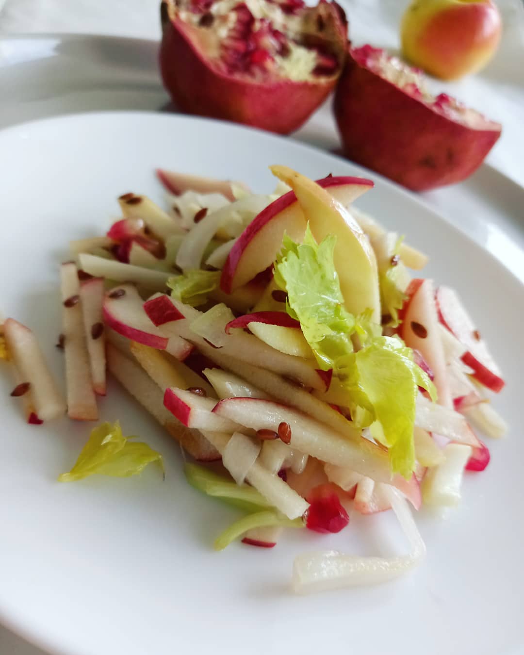 Идеальное детокс-блюдо: вкусный салат с яблоком и сельдереем