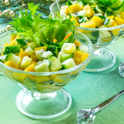 Праздничный салат с манго и огурцами