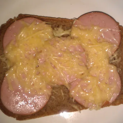 Горячий бутерброд со шпикачкой и сыром