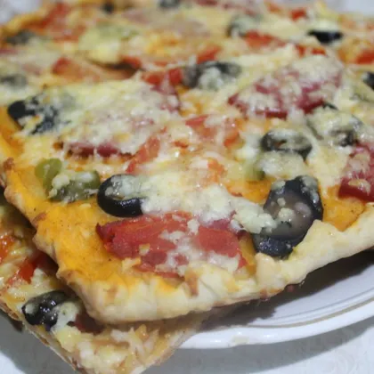 Домашняя пицца с копченой колбасой и грибами