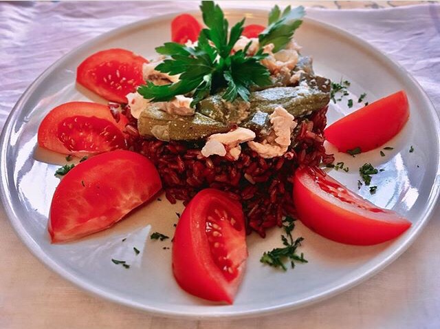 Красный рис с тушенной курицей с овощной смесью гювеч