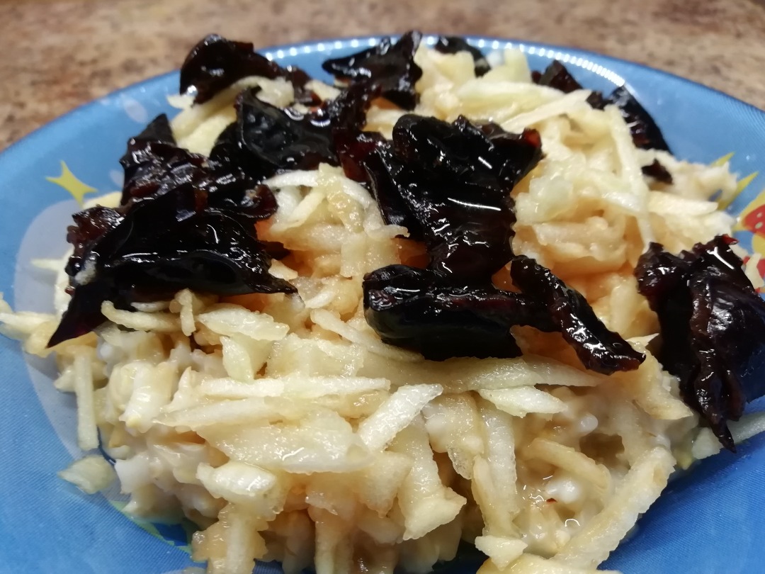 Овсянка с яблоком и черносливом